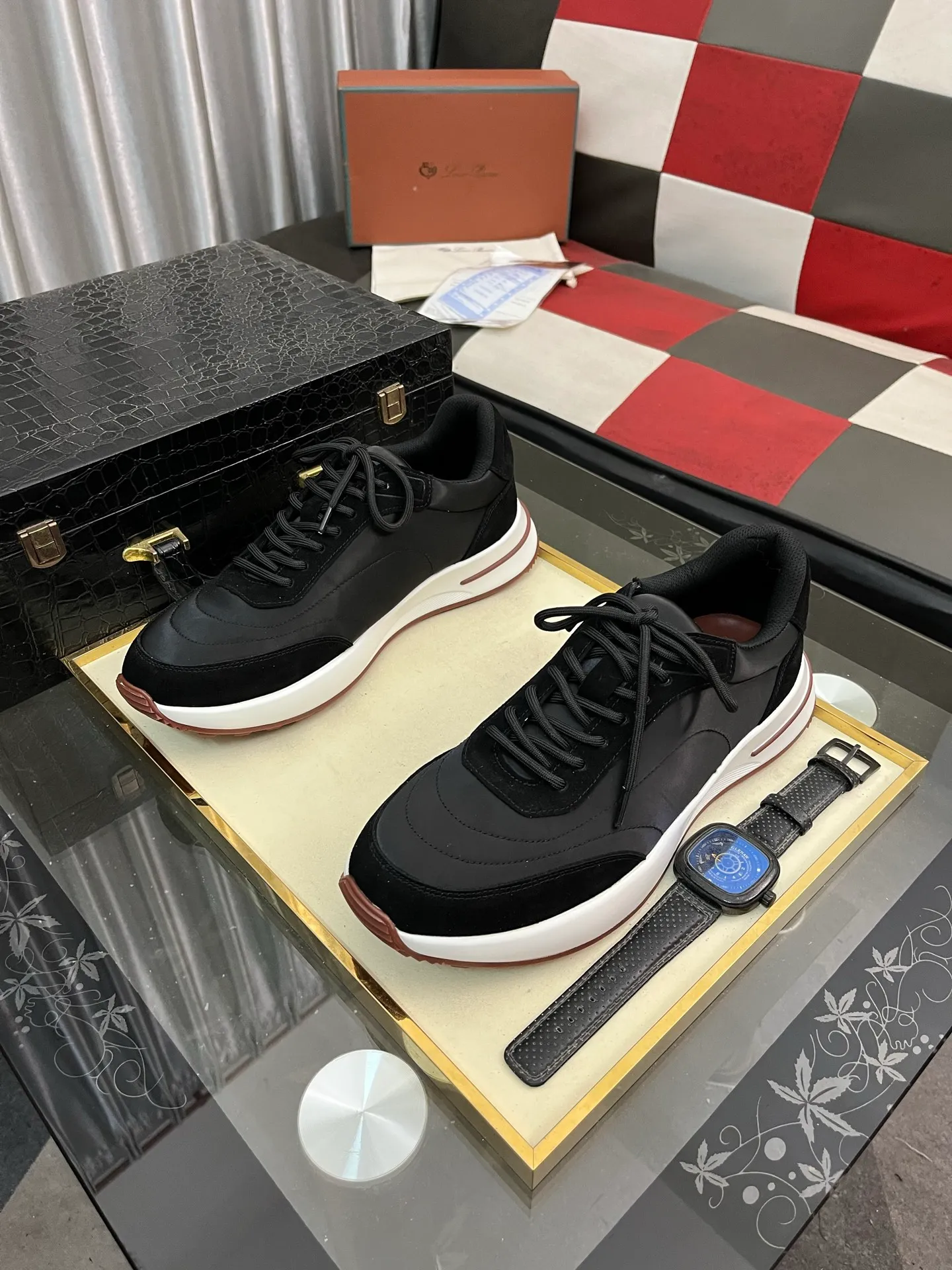 Men's shoes 💰458⌚️⌚️ Loro Pian* Loro Pian* casual shoes are made of cowhide frosted cowhide. Unique texture, simple and elegant, in line with Asian shoe lasts. Almond toe bar, apron style toe, drum-stitched upper. Same color stitching details. Slip-on style for easy on and off. Original color full cowhide lining. The insole is decorated with the 🈶️ brand logo. The original open-molded TPU raw rubber outsole. The soft rubber sole has super grip performance. Comfortable and casual style. You can create 🉑casual🉑formal urban style at will!  Code number: 38-44